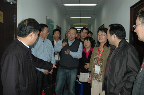 Prof. Shan showed alumni around the lab